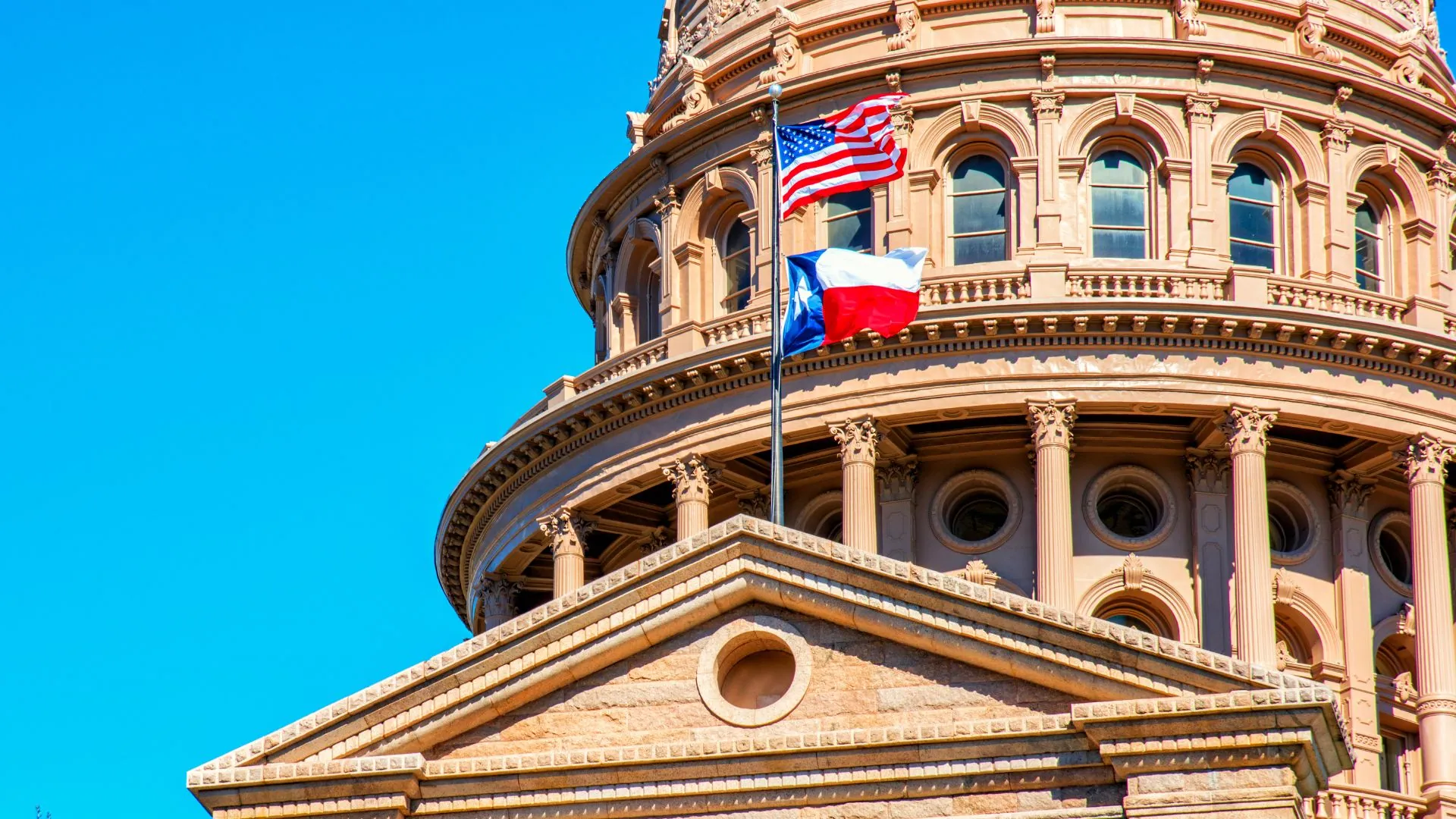 Federal Appeals Court Blocks Texas Law Allowing State Officials to Detain Illegal Immigrants